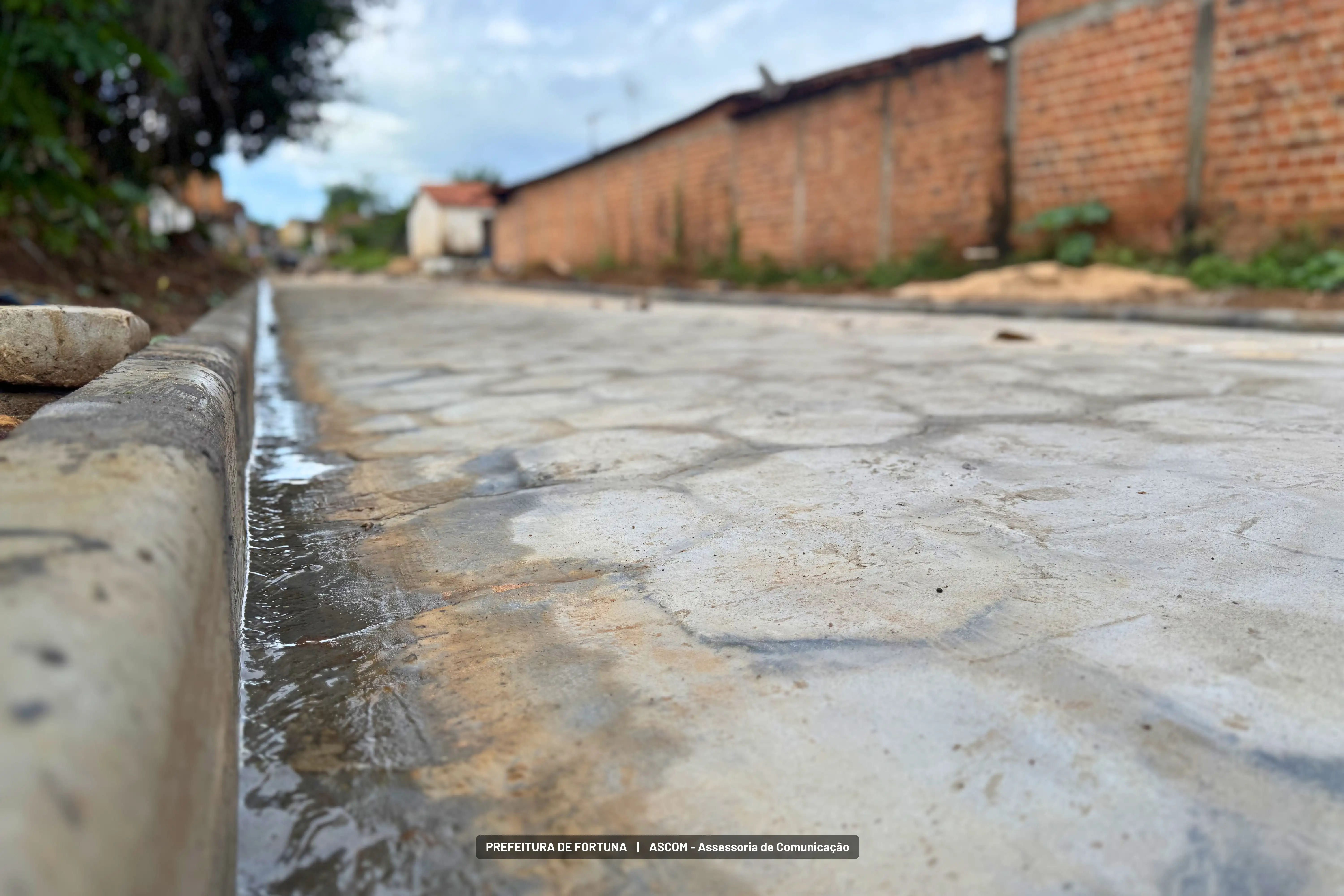Foto 2 – Travessa 21 ganha pavimentação e moradores celebram fim de anos de espera