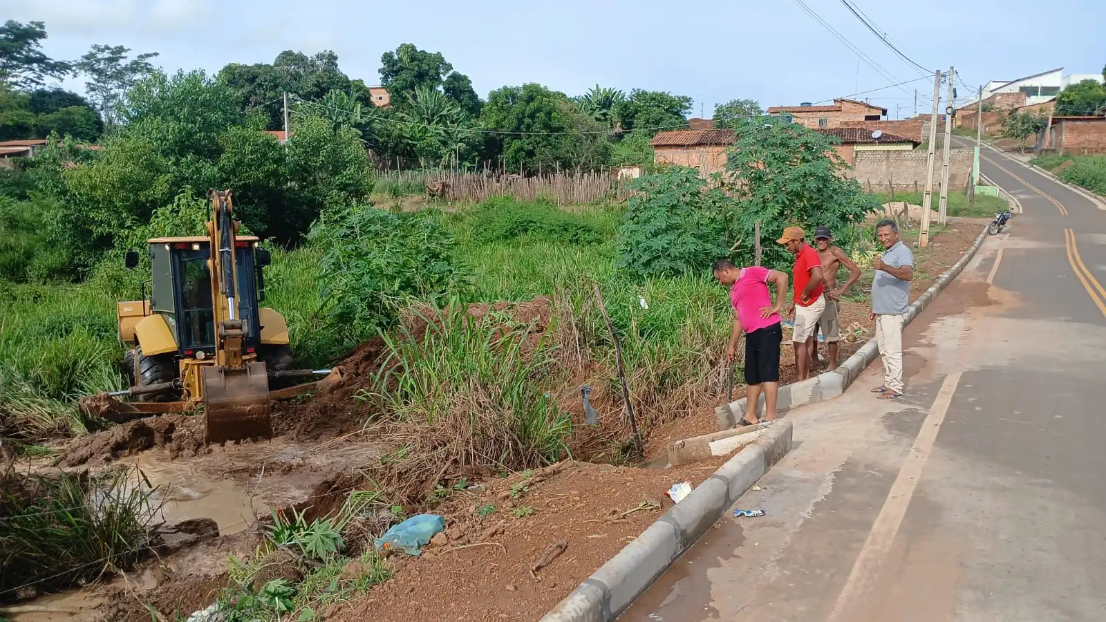 Prefeitura de Fortuna intensifica limpeza de bueiros na Rua da União após período de chuvas